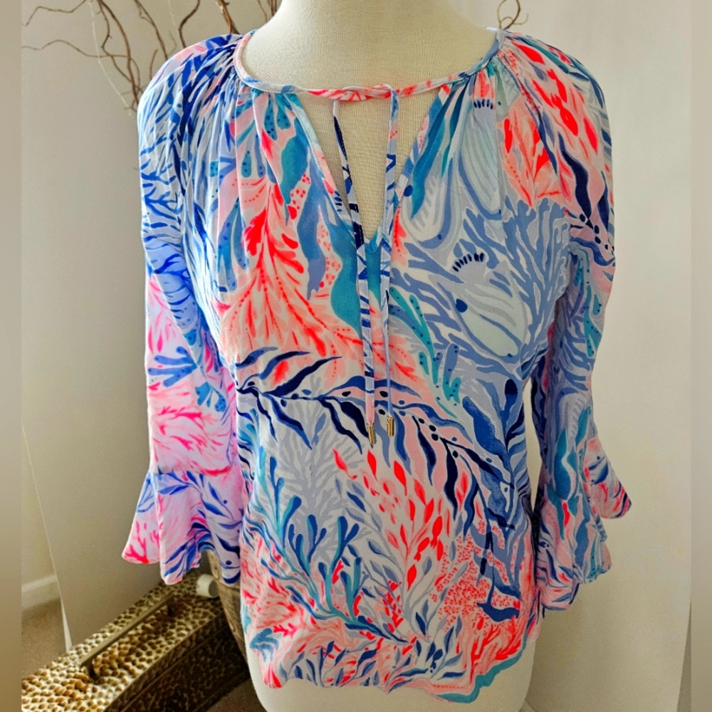 NWT Lilly Pulitzer Willa Flounce Kalediscope Blue and Pink Patterned Blouse - Picture 3 of 7